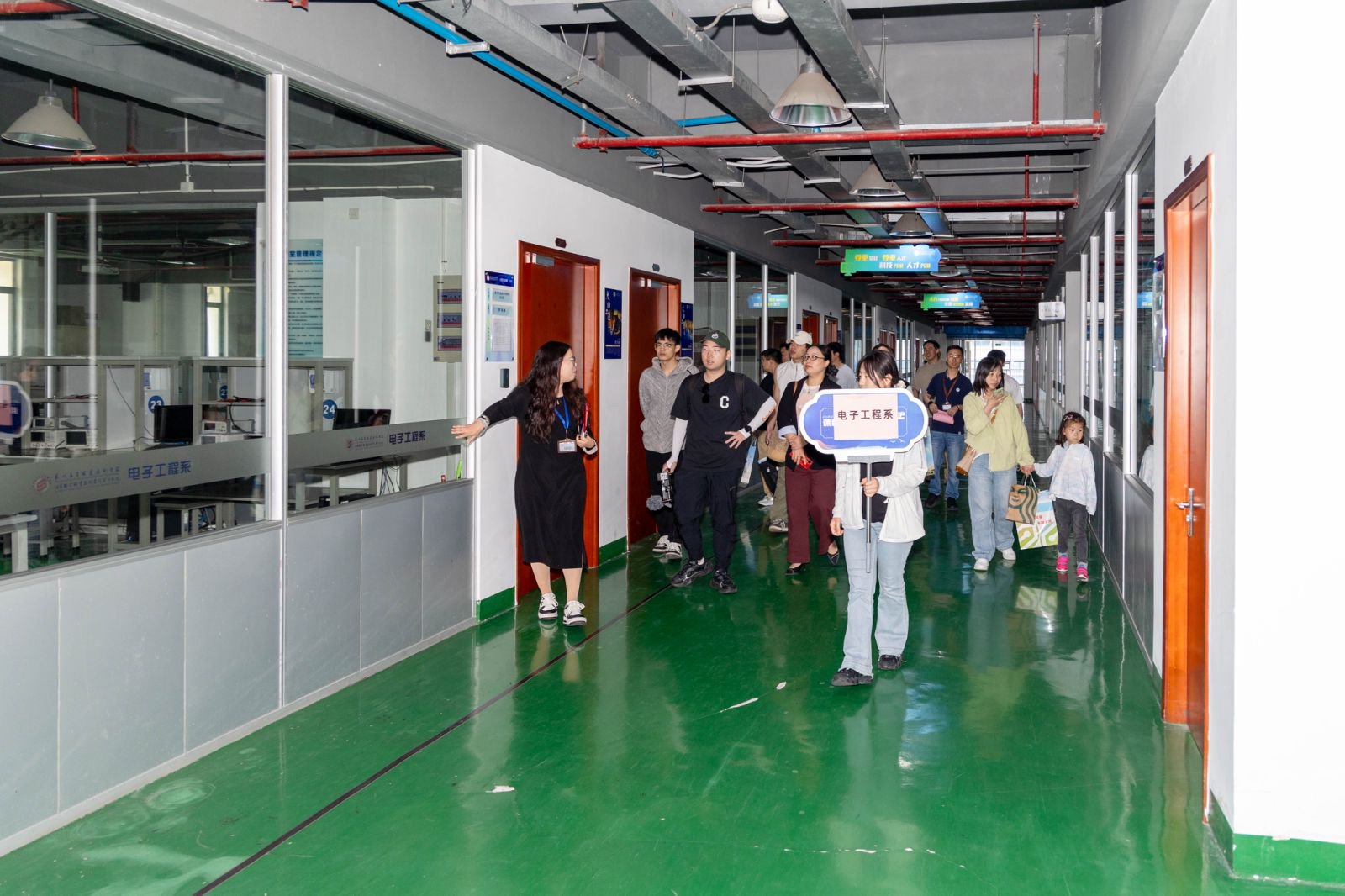 校友参观电子工程系